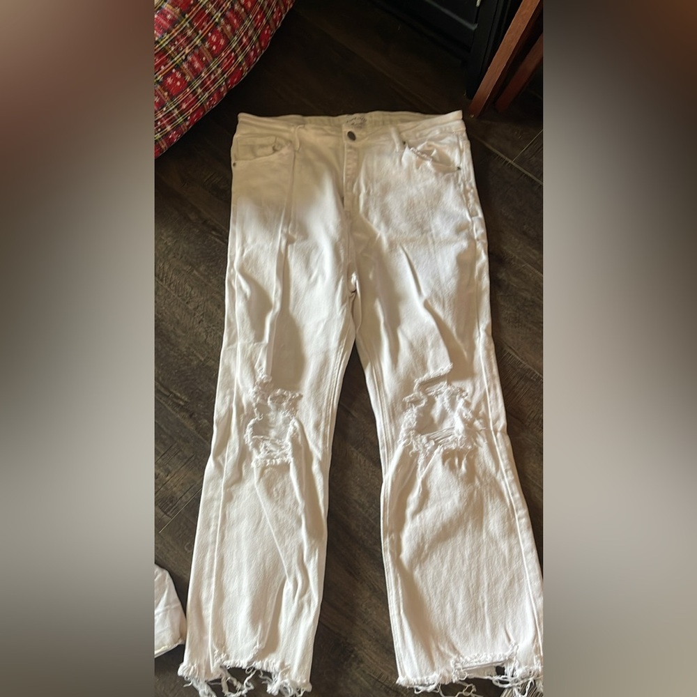 Brand is Risen it’s a boutique brand.size 15/32 white w distressing ankle length